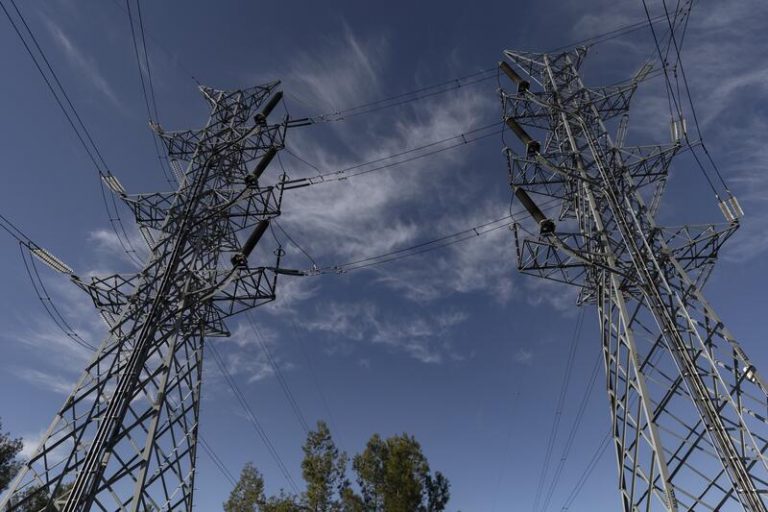 El precio de la luz cae este sábado un 22,48%, hasta los 153,85 euros/MWh