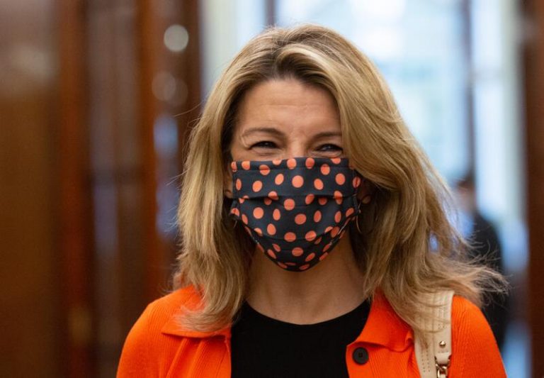 Díaz avanza un nuevo récord de contratos indefinidos en el mes de abril