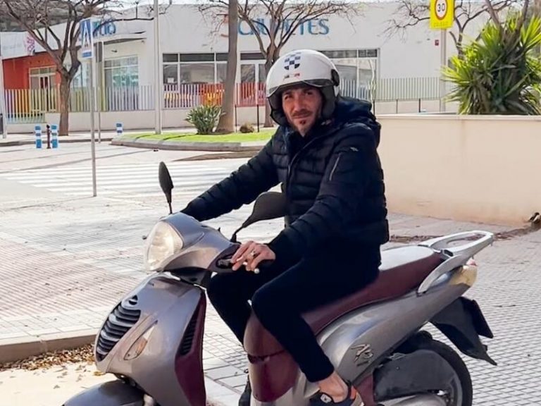 Antonio David Flores huye en moto en cuanto oye hablar de Marta Riesco