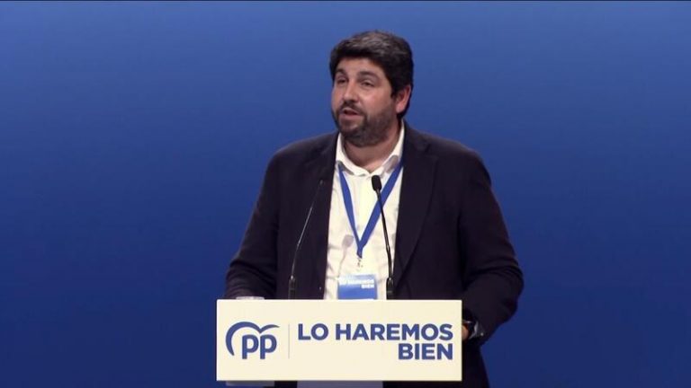López Miras defiende la honradez de Almeida ante la polémica de las comisiones