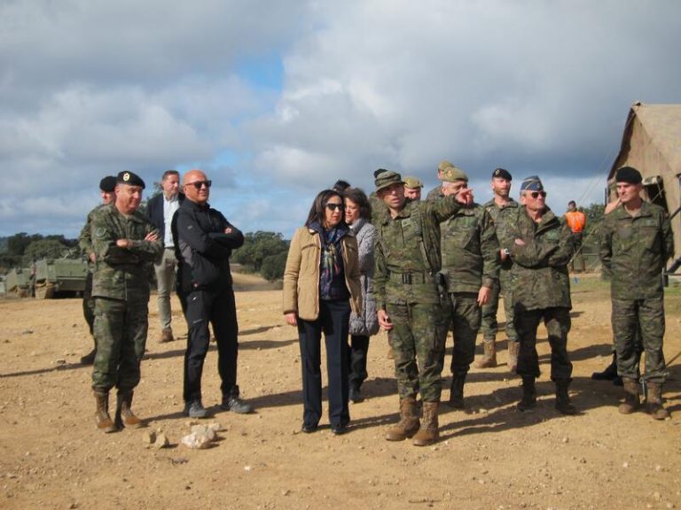 Robles visita en Córdoba a la Brigada 'Guzmán el Bueno' X antes de partir a Líbano y Letonia