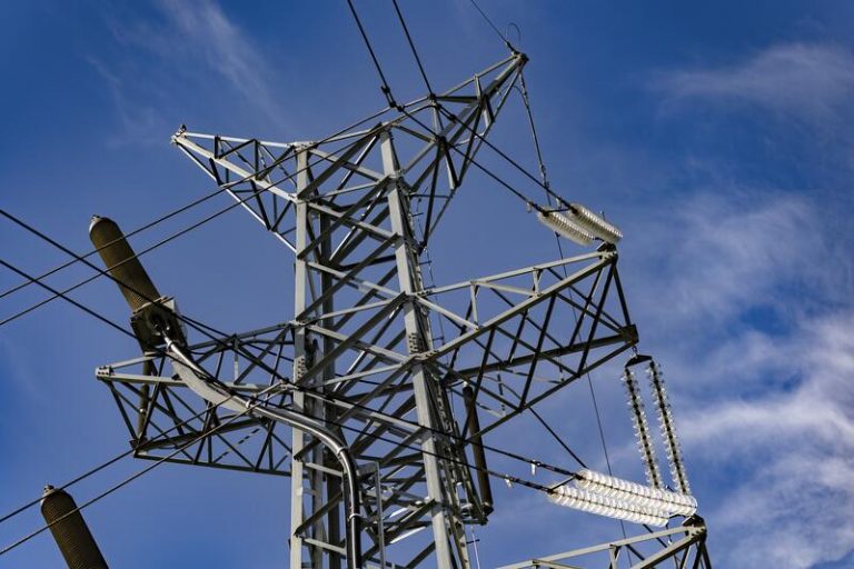 El precio de la luz sube un 28% este viernes y vuelve a superar los 200 euros/MWh