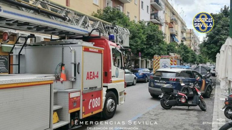 Dos hospitalizados tras el incendio de una vivienda en una cuarta planta en Sevilla