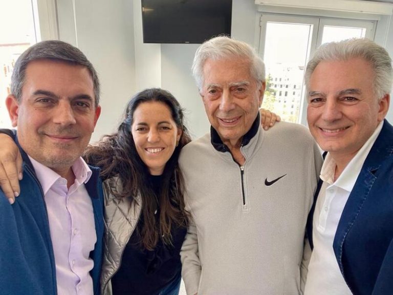 Mario Vargas Llosa supera el Covid y recibe el alta hospitalaria