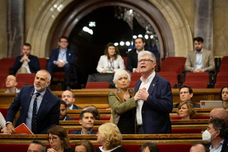 Borràs expulsa a un diputado de Ciudadanos del pleno tras protestar