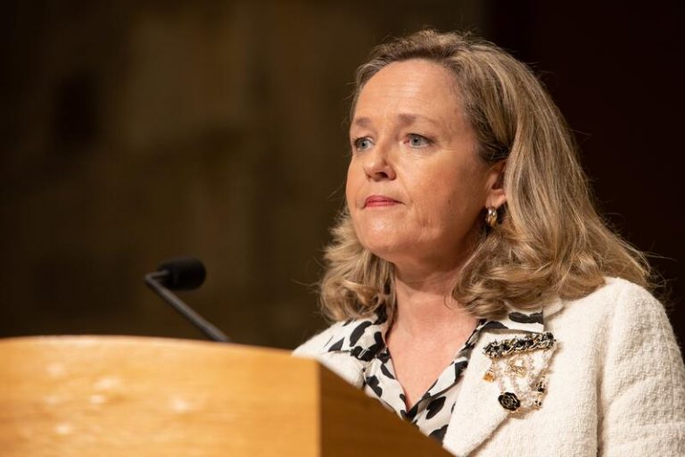 Calviño avanza que sus previsiones estarán alineadas con las del conjunto de organismos