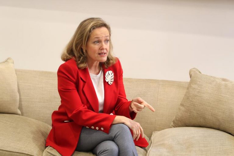 Economía espera que la inflación siga reduciéndose una vez se limite el precio del gas