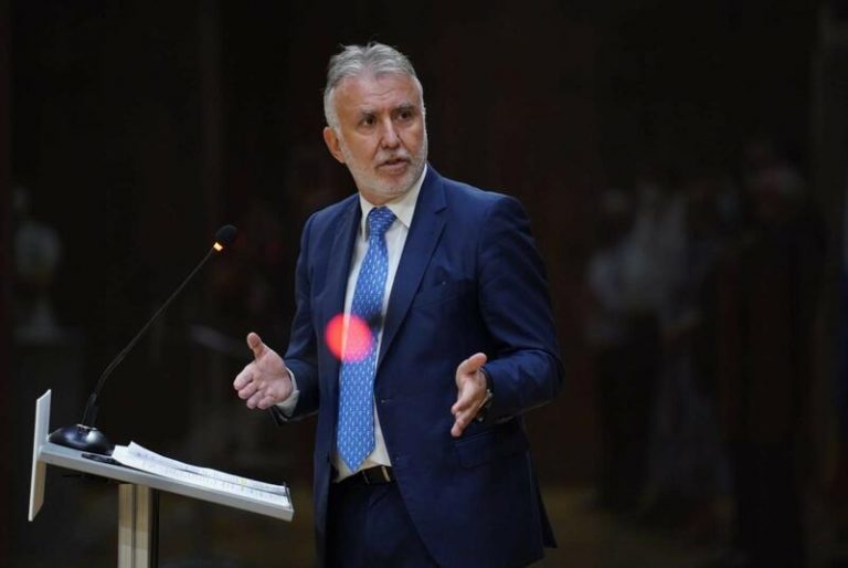 Torres prevé que en abril Canarias bajará de los 200.000 desempleados