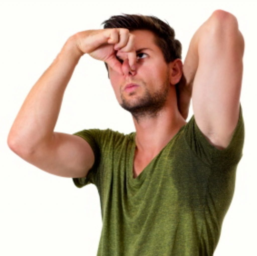 ¿Cómo se produce el olor corporal fuerte o desagradable?