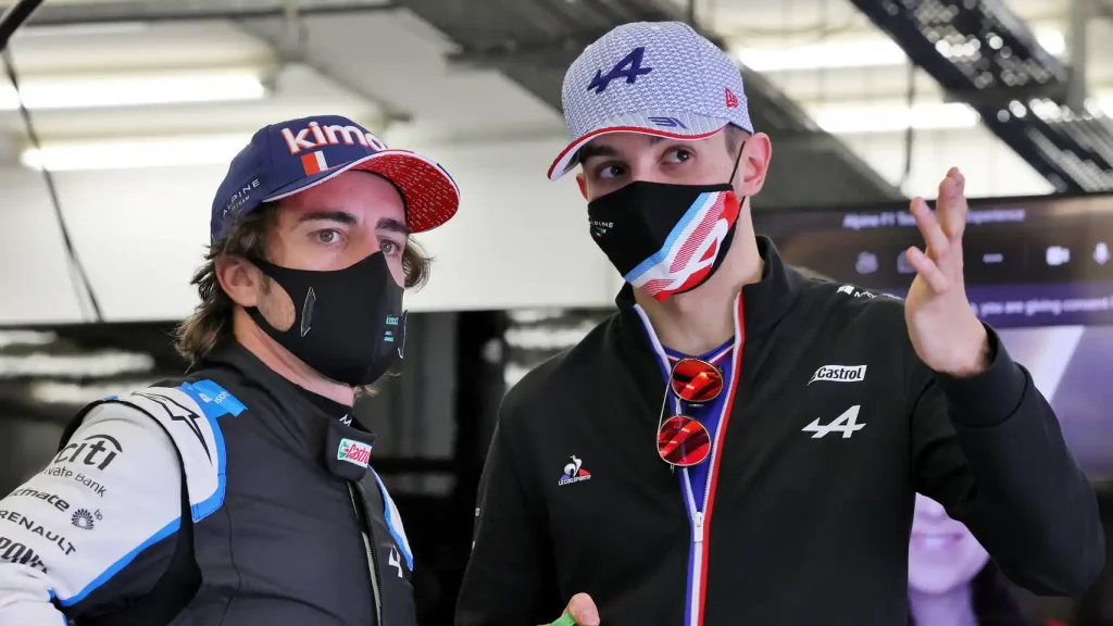 Alonso comparte sus impresiones con su compañero de equipo