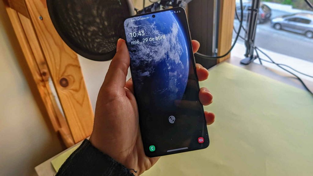 La pantalla de bloqueo, parecida en Apple y Android ahora. 