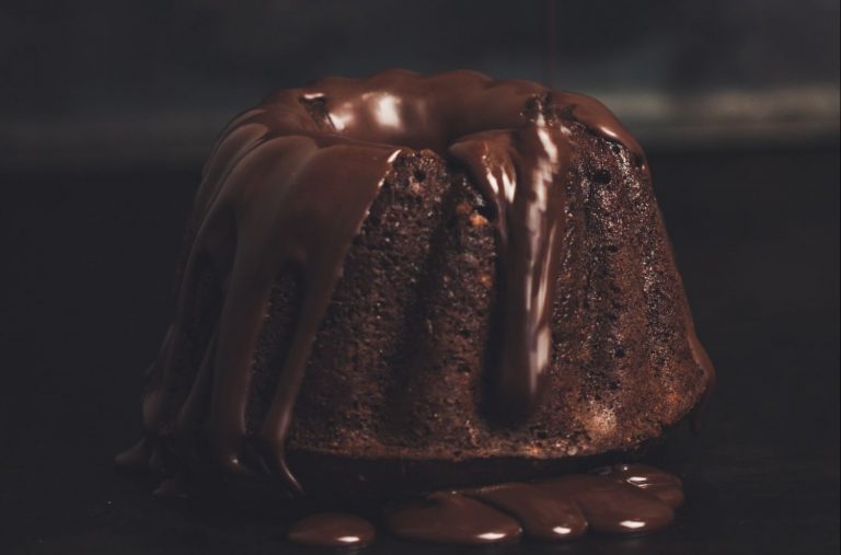 Bizcocho: el truco para bañarlo en chocolate