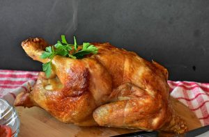 Cómo asar un pollo entero y que quede crujiente por fuera y sabroso por dentro