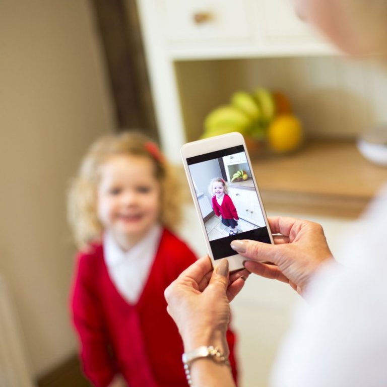 ¿Compartes fotos de tus hijos? Estos son los peligros a los que los expones