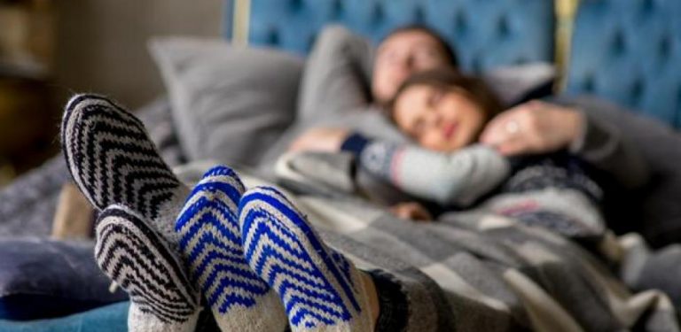 ¿Es bueno dormir con calcetines o es malo? La respuesta sorprende a tantos y extraños