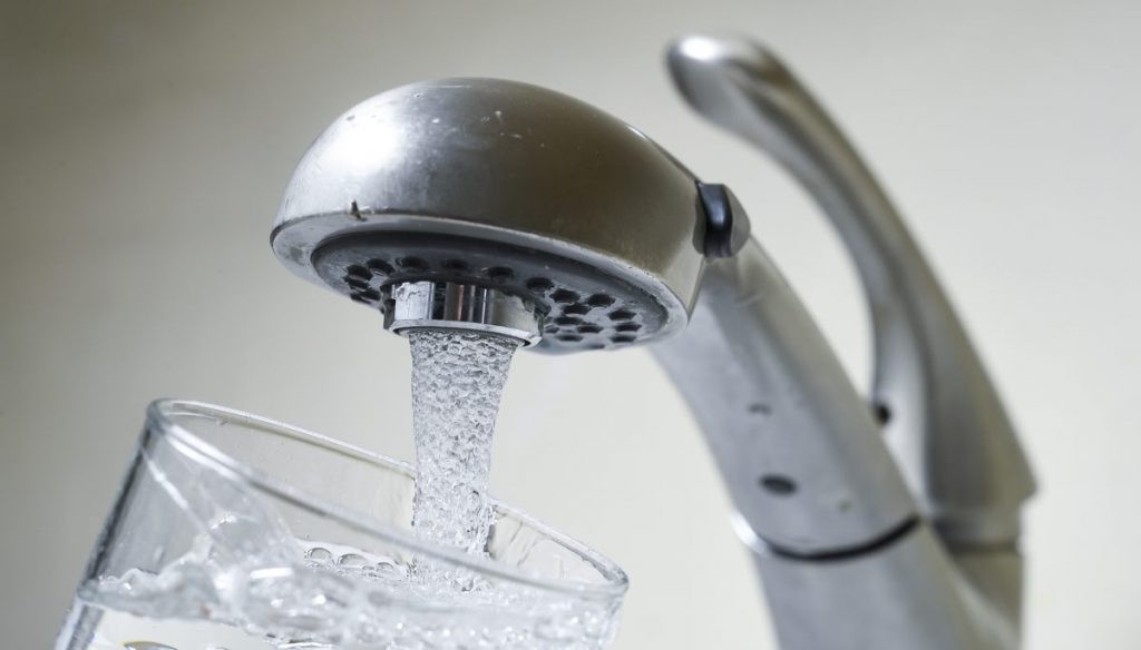 ¿Cuál es la razón de no beber el primer chorro que sale del agua del grifo?