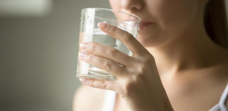 6 beneficios del agua tibia con limón cada mañana