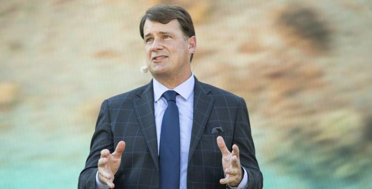 El presidente y consejero delegado de Ford, Jim Farley, ganó casi el doble en 2021, más de 20 millones