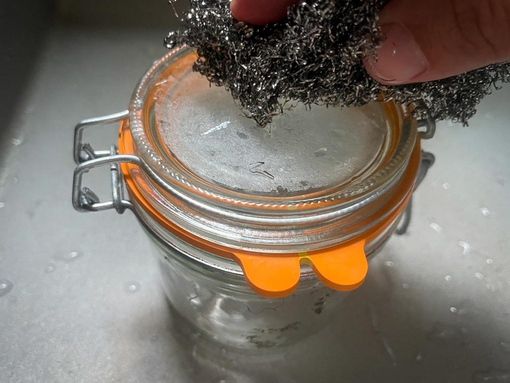 ¿Qué hago si no quiero utilizar ninguno de los métodos más agresivos y el adhesivo todavía permanece en el tarro?