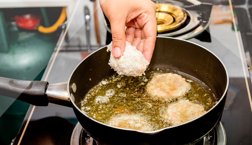 Esto es lo que debes hacer si te salta aceite hirviendo 31 No lanzar alimentos al aceite caliente