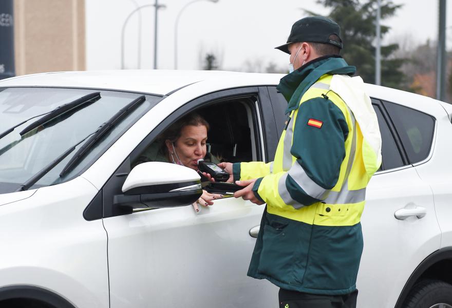 DGT: esta es la multa que te pondrán si escuchas música