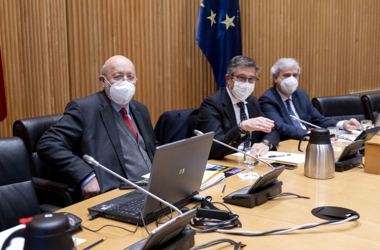 El CIS publica este miércoles su barómetro de abril, el primero con Feijóo como líder del PP