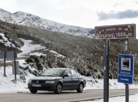 Poner aceite en el coche