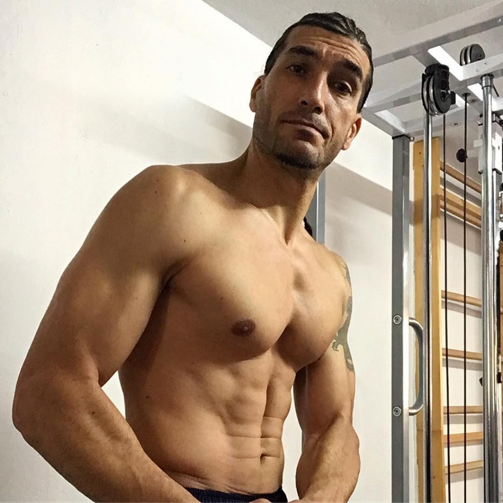 Iker Casillas y otros futbolistas retirados que ahora están cachas 145 José Manuel Pinto en su faceta como cantante