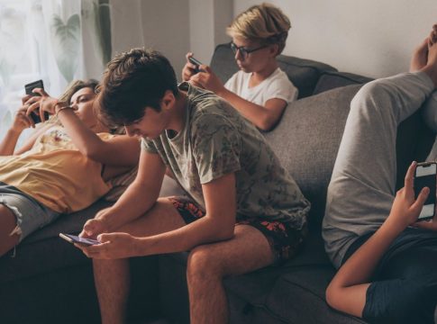 El motivo por el que tu hijo adolescente te ignora cuando le hablas
