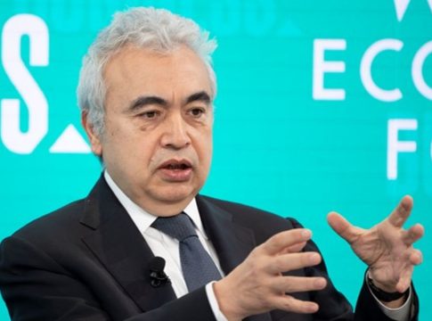 Los miembros de la AIE liberarán más petróleo de sus reservas para frenar los precios