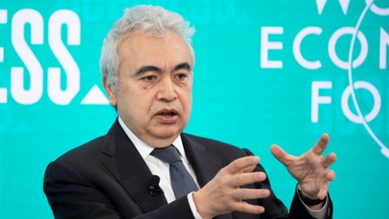 Los miembros de la AIE liberarán más petróleo de sus reservas para frenar los precios