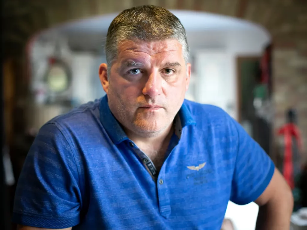 Phillippe Albert como vendedor de frutas