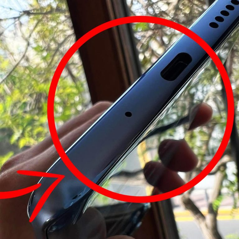 Por qué los Android tienen un hueco pequeño al lado del cargador