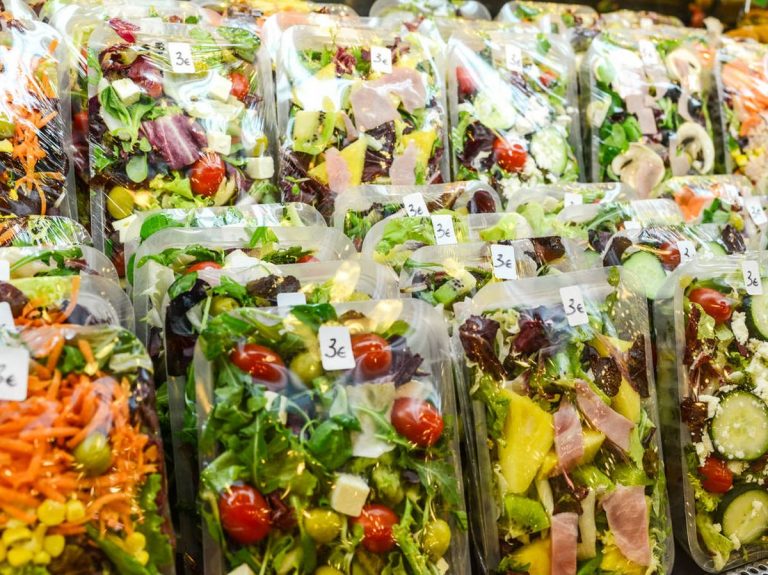 El motivo por el que no debes comprar ensaladas en bolsa