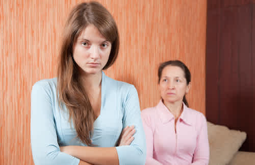 El motivo por el que tu hijo adolescente te ignora cuando le hablas