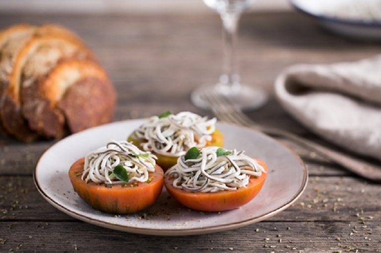 La Gula del Norte® con tomates aliñados, una receta con mucho arte para celebrar la Feria de abril