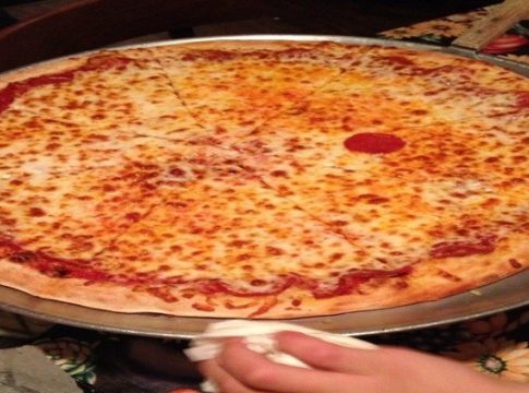 Una-porcion-de-pepperoni-sera-suficiente Tipos que se lo tomaron al pie de la letra