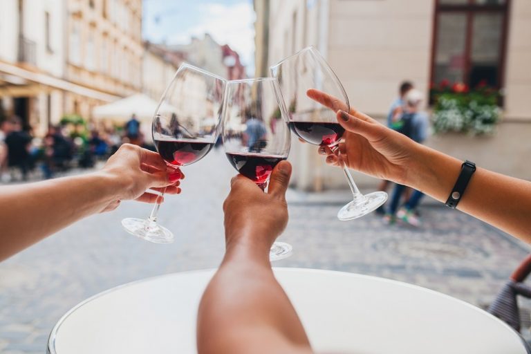 Lugares de Madrid para consumir alcohol en la calle sin que te multen