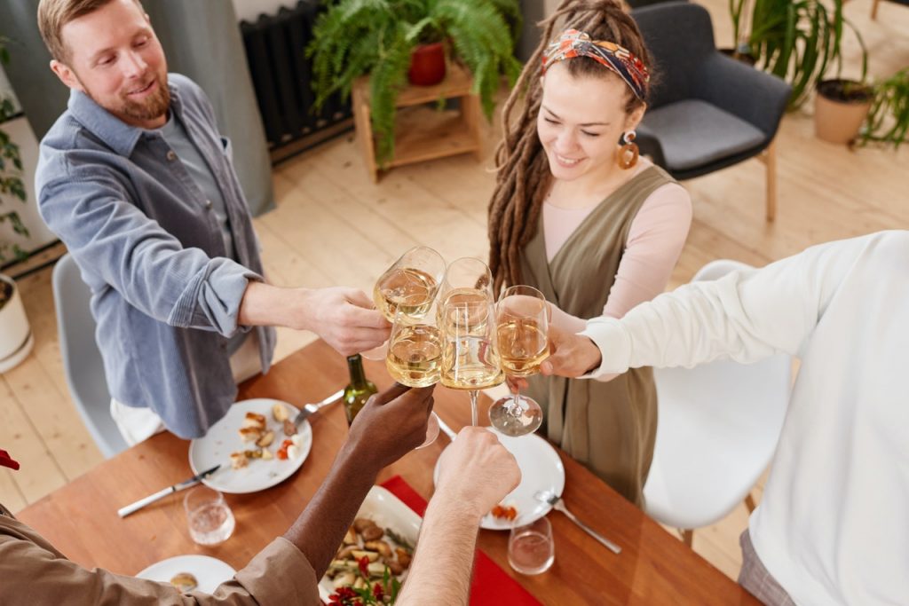 El curioso motivo por el que dices “chin-chin” cuando brindas