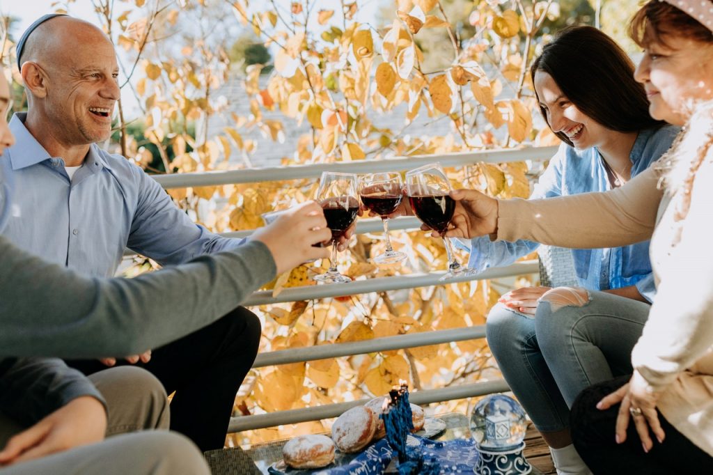 El curioso motivo por el que dices “chin-chin” cuando brindas