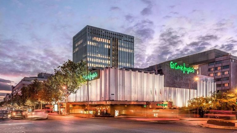El Corte Inglés: el top satinado de Sfera por 9,99 euros que dará un toque elegante a tus looks