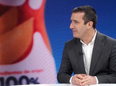 gonzalez-maroto-bifrutas González Maroto (Bifrutas): «Sorprendimos con la mezcla leche-frutas y lo haremos con las bebidas vegetales» https://www.youtube.com/watch?v=0cuDZoMBHHM Bifrutas de Pascual cumple un cuarto de siglo en un momento dulce para las bebidas saludables. «Hace 25 años fuimos capaces de innovar y crear una categoría sorprendiendo al consumidor con esta mezcla de leche y fruta y ahora queremos volver a sorprender con las bebidas vegetales y conseguir los mejores sabores y las mejores innovaciones en bebidas saludables», afirma Juan Luis González Maroto, director de Negocio de Bifrutas. «Tenemos mucha suerte, somos una marca muy querida y reconocida por nuestros consumidores y esto nos hace ser muy optimistas con el futuro de la marca, por eso, tenemos muchos planes en marcha», manifiesta González Maroto. De esta forma, Bifrutas quiere reconectar con sus consumidores y continuar creciendo gracias a la mejora de su portfolio con una gama de productos con ingredientes de origen 100% natural, vitamina C y con mejores características nutricionales. Además, Bifrutas está llevando a cabo una modernización de la marca y apostando por la sostenibilidad y la circularidad en los envases, en línea con las tendencias del mercado y las demandas de la sociedad. Bifrutas presume de ser la marca líder en la categoría zumo-leche de Pascual una categoría que la propia marca inauguró con su nacimiento. Bifrutas, que comenzó en 2021 un proceso de transformación hacia una mayor naturalidad y sostenibilidad gracias a su apuesta por la innovación, continúa su crecimiento en el mercado y ya llega a más de 2 millones de hogares españoles, alcanzando una cuota de mercado del 40% en su categoría. https://www.youtube.com/watch?v=9-7tQ6oMpAU&feature=youtu.be En palabras del director de Negocio de Bifrutas, «naturalidad y sostenibilidad son las dos grandes preocupaciones del público joven-adulto y creíamos que la marca tenía que redefinirse para responder a estas demandas. Bifrutas es una marca pionera en su categoría que nació como una gran innovación y ahora, en su 25 aniversario, continúa elevando su posicionamiento a un marco competitivo mucho más global y alineado con las nuevas tendencias de consumo. Por eso, hemos querido seguir impulsando la innovación, ya que creemos que es la única vía para dar cada día lo mejor, para ser cada vez más sostenibles, más saludables y, por supuesto, estar cada vez más cerca de nuestros consumidores». SOSTENIBILIDAD, INNOVANDO PARA EL MEDIO AMBIENTE En línea con el compromiso global de Pascual como compañía por el cuidado del medioambiente, Bifrutas busca responder a las necesidades de una sociedad y un consumidor mucho más preocupado por el entorno. Un fenómeno que se ha disparado con la COVID-19 como demuestran los datos del Global Consumer Insights Pulse Survey 2021 de PwC. La mitad de los consumidores encuestados afirman que se han vuelto aún más respetuosos con el medio ambiente. De hecho, en la edición correspondiente a 2019, pre-pandemia, solo el 35% de los encuestados manifestó optar por productos sostenibles para ayudar a proteger el medio ambiente, el 37% dijo que buscaba productos con envases respetuoso con el planeta y el 41% dijo que evitaba el uso de plástico cuando podía. La edición post-covid, en estos mismos indicadores, muestra porcentajes entre un 10 y un 20 por ciento más altos en respuesta a preguntas similares. En esta línea, y siempre gracias a la innovación, Bifrutas ha incorporado los envases Tetra Brik Bio-Based, un brik mucho más sostenible con más de un 77% de materiales procedentes de fuentes renovables y con tapón vegetal, siendo la primera y única enseña de la categoría en tener este tipo de envase, uno de los más sostenibles del mercado. La marca de Pascual ha sustituido también sus pajitas de plástico por otras más sostenibles de cartón. Con ello, Bifrutas evita introducir en el mercado más de 95 millones de pajitas, reduciendo alrededor de 42.000 kg de plástico de un solo uso. Asimismo, los agrupadores que recubren los briks ya cuentan con un 50% de plástico reciclado, lo que supone utilizar alrededor de 29.300 kg menos de plástico virgen, reutilizando recursos que ya existen. Todas ellas, iniciativas que convierten a Bifrutas en la marca de zumo y leche más sostenible del mercado. NATURALIDAD, UNA APUESTA PARA EL CONSUMIDOR En 2021, Bifrutas lanzó al mercado una nueva gama con ingredientes 100% de origen natural y vitamina C que convive ya con su gama Original. Los nuevos Bifrutas mantienen al producto libre de conservantes, colorantes y edulcorantes; aumentando sus proporciones de leche y zumo y reduciendo hasta en un 40% los azúcares añadidos. Así, con la gama Original y después de 25 años de historia, Bifrutas no solo busca continuar liderando la categoría de bebidas de zumo y leche, sino también llegar a un perfil de consumidor concienciado e informado que elige productos cada vez más saludables. Por ello, la marca apuesta por reforzar su posición en el segmento de las bebidas saludables y así ampliar su base de compradores; es decir, la ambición de Pascual es lograr que Bifrutas se encuentre entre las elecciones diarias de aquellos consumidores que apuestan por las bebidas saludables, un mercado que ya factura 1.500 millones de euros anuales en España.