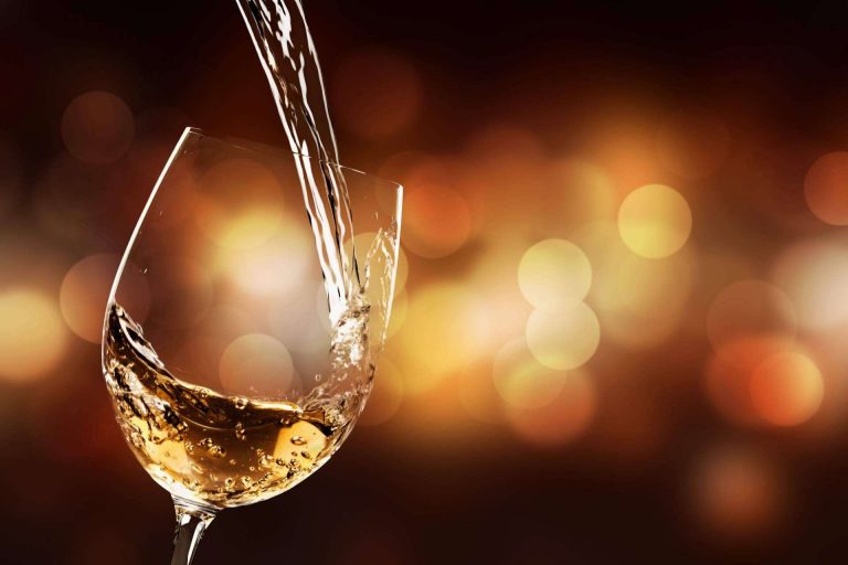 Los vinos blancos y rosados son perfectos para maridar los platos en primavera