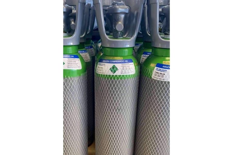 Un gas noble que se utiliza para soldadura de acero inoxidable y aluminio es el argón, según RADICANSA