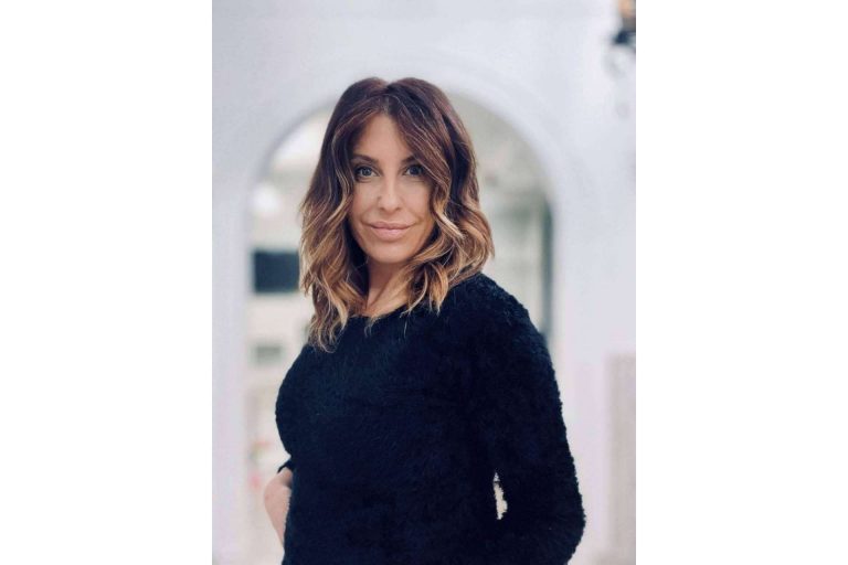 La experta que ha llevado su color desde su peluquería en Redondela al resto del mundo, Luisa Darriba