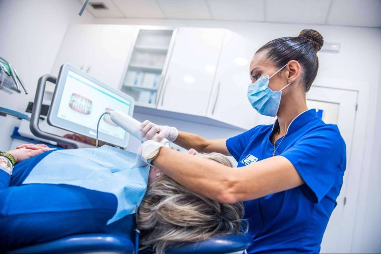 La Doctora Cachero informa sobre los beneficios que aporta un tratamiento de ortodoncia invisible