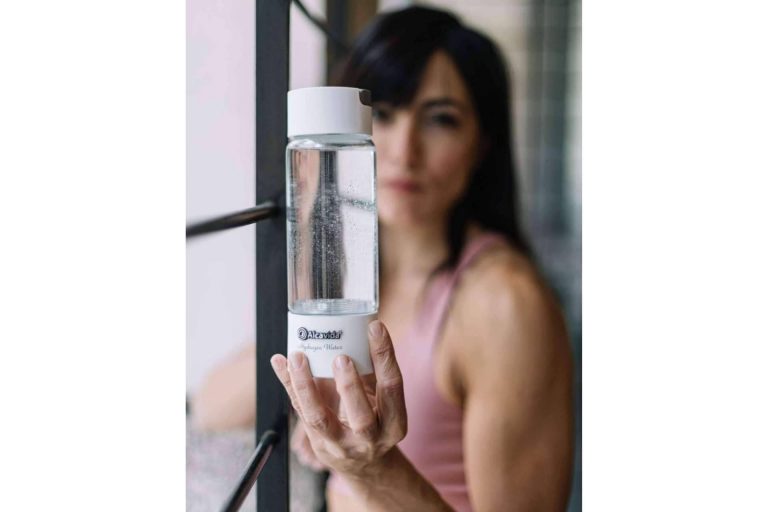 Los beneficios que tiene el agua hidrogenada para una persona cuando hace deporte, por Alcavida