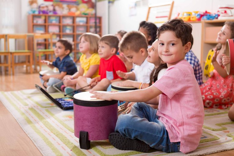 ¿Qué beneficios aporta la música y la percusión en los niños?