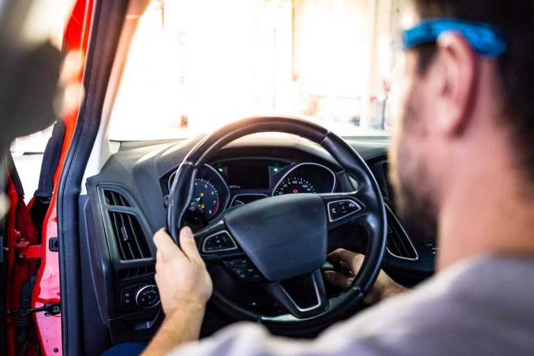 Coches, furgonetas y vehículos industriales de ocasión, ¿qué se debe saber antes de pasar la ITV?