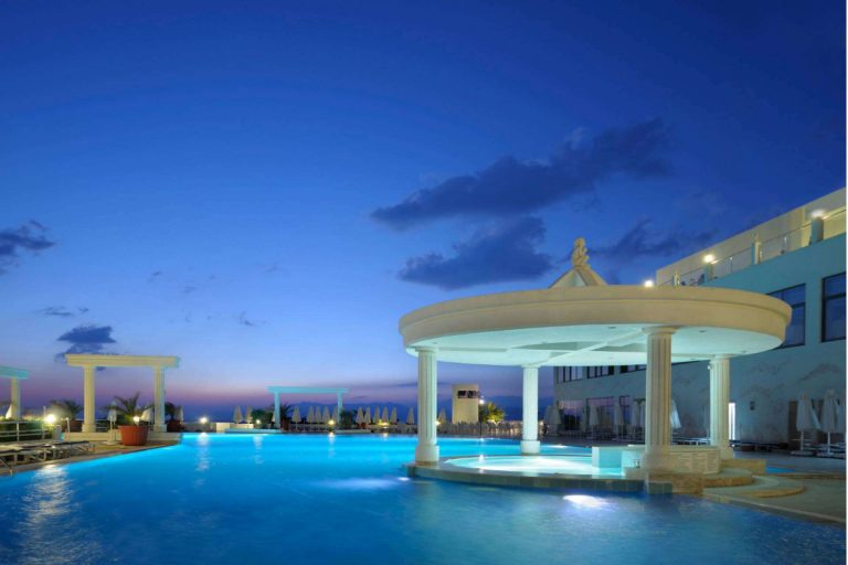 Iluminación domótica para piscina de la mano de la empresa Warmpool